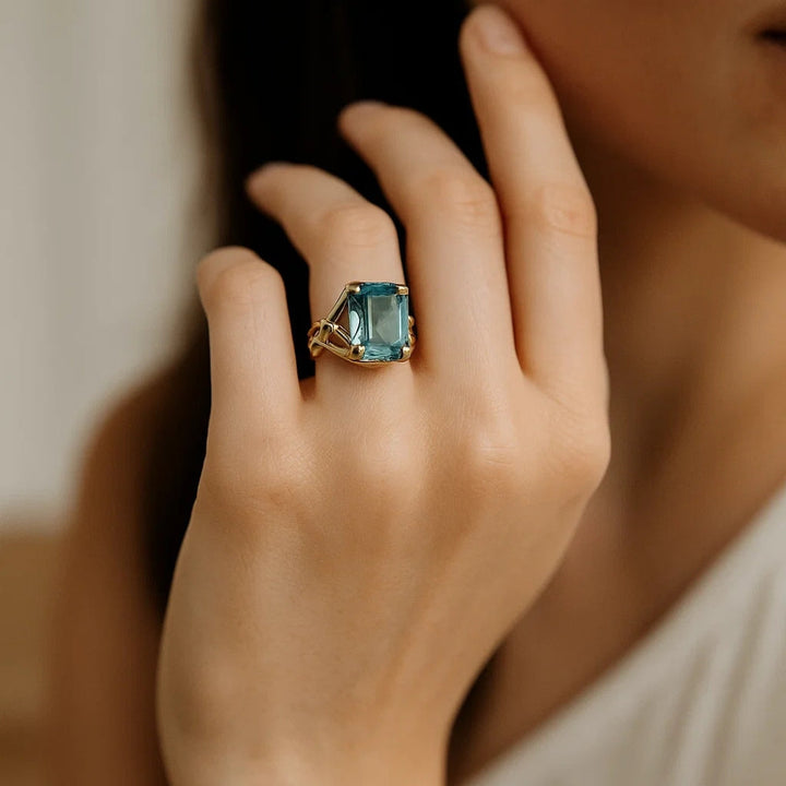 VINTAGE GOLD BLUE ZIRCONIA RING